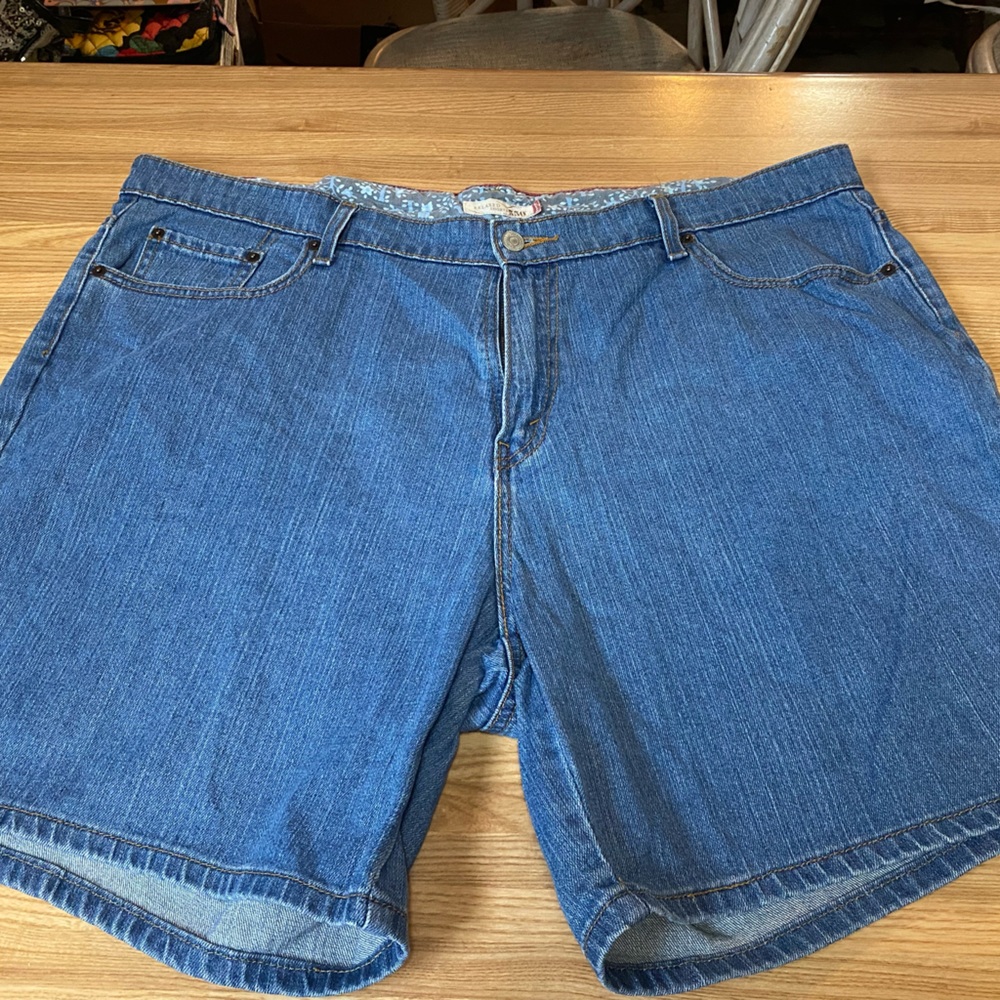 Womens Levi 550 Relaxed Shorts Medium Wash - Size 22
